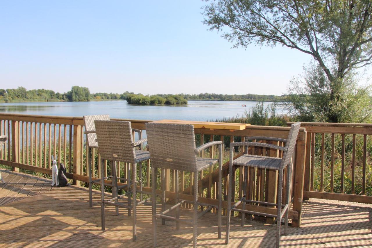 Coot Cottage - Holiday House With Fantastic Lake Views Somerford Keynes Ngoại thất bức ảnh