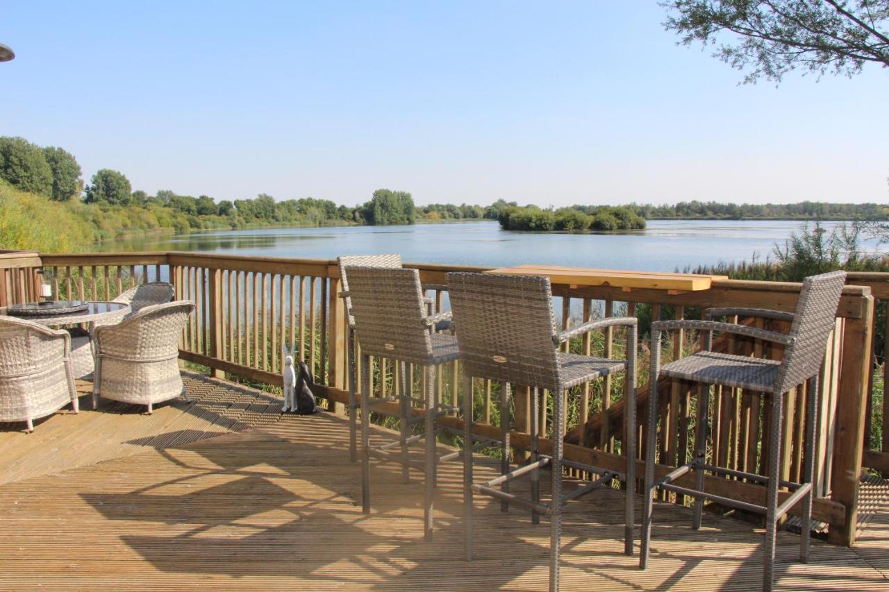 Coot Cottage - Holiday House With Fantastic Lake Views Somerford Keynes Ngoại thất bức ảnh
