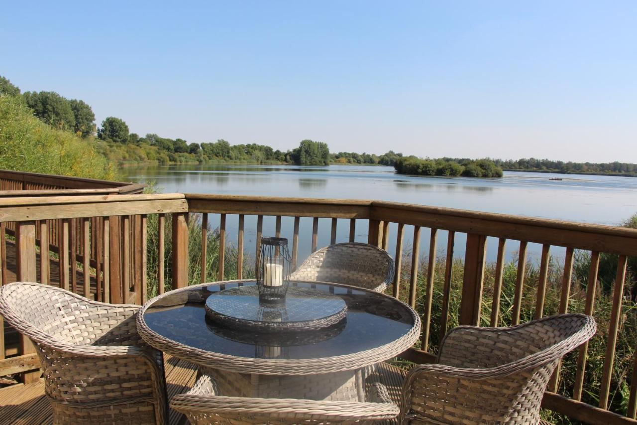 Coot Cottage - Holiday House With Fantastic Lake Views Somerford Keynes Ngoại thất bức ảnh