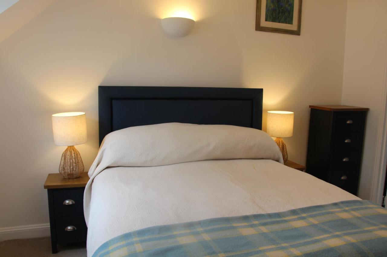 Coot Cottage - Holiday House With Fantastic Lake Views Somerford Keynes Ngoại thất bức ảnh